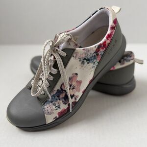Traq by Alegria Qest Fauna Floral Sneakers 40 (US 9.5-10)